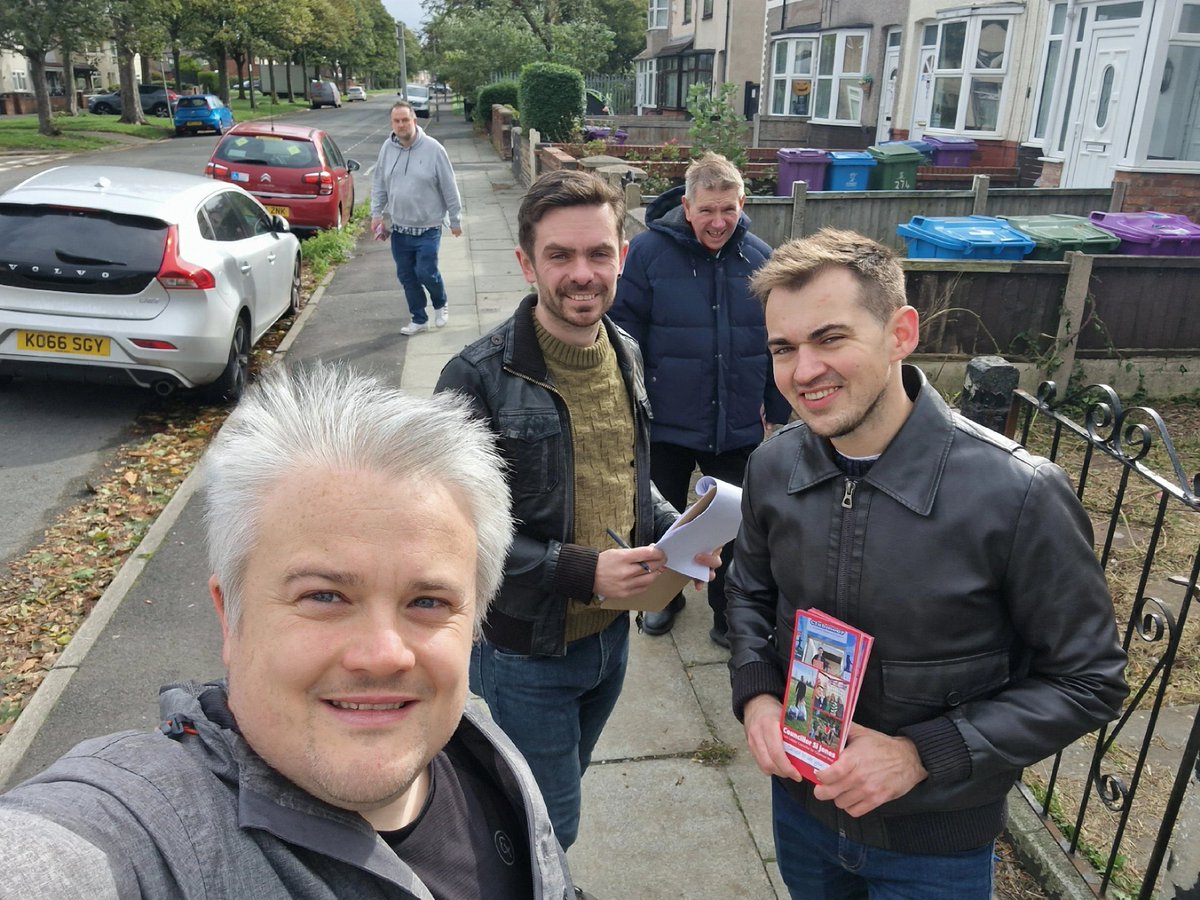 Out on the doorstep in Clubmoor West talking to residents last Sunday regarding local issues and reminding families to sign up to the free book scheme for under 5s which I am proud to fund via my Local Neighbourhood Fund 📚#ClubmoorMatters