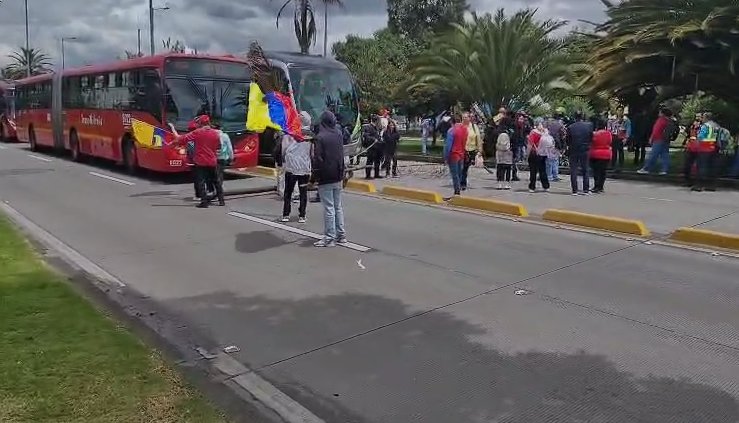 PasaenBogota's tweet image. #BOGOTÁ. Se presentan bloqueos intermitentes en la loc/Fontibón, Av. El Dorado (calle 26) con Av. Cali, en ambos sentidos viales. Algunos buses de TransMilenio salen al carril mixto. Bastante congestión vehicular en la zona, tomar rutas alternas y salir con tiempo si tiene vuelo…
