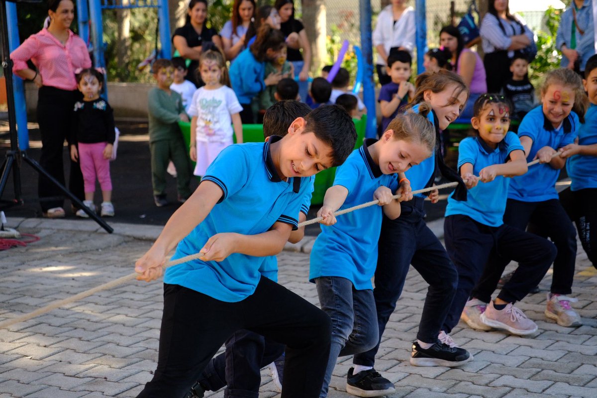 Değirmenyolu’nda Çocuk Gülüşleriyle Filizlenen Umut 🍀
Defne Belediyesi olarak düzenlediğimiz çocuk etkinliklerinin bu kez durağı Değirmenyolu Mahallemiz oldu. Değirmenyolu İlkokulu önünde gerçekleştirdiğimiz şenlikte çocuklarımız; tiyatro gösterileri, drama oyunları, yarışmalar,