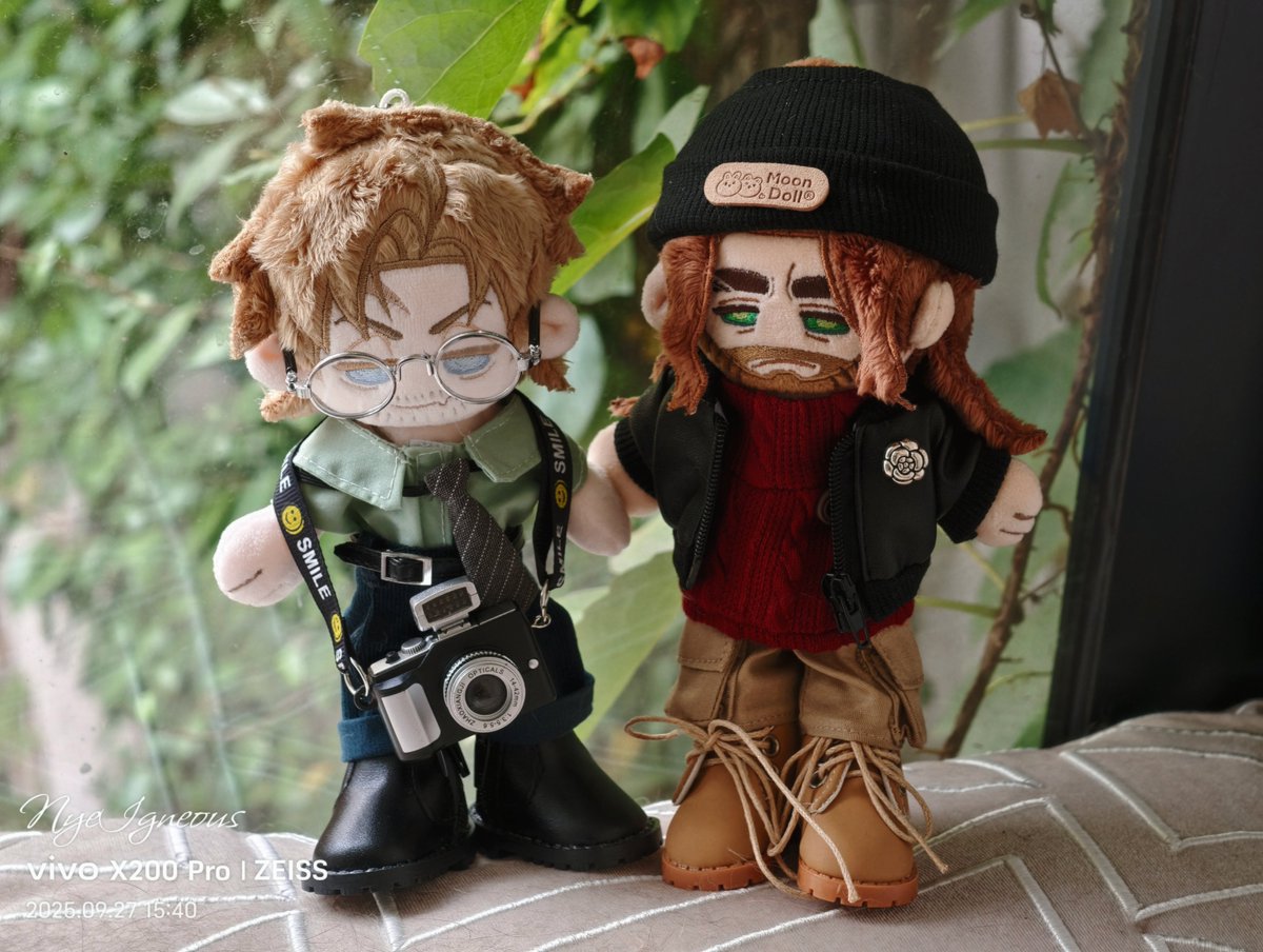 nye_igneous's tweet photo. Hart Garth 的插画集出了！《触摸，感受，和爱》已经在我的小店上架！预购中~一共48页，收录了这些年我个人比较喜欢的插画，包括了伦敦现代时间线~
基础套餐包含插图册和一张拍立得，还可以加购皮质钥匙扣和木质挂件~谢谢大家一如既往的喜爱！#oc
#HartGarth https://t.co/0iHBrKDZ8a
