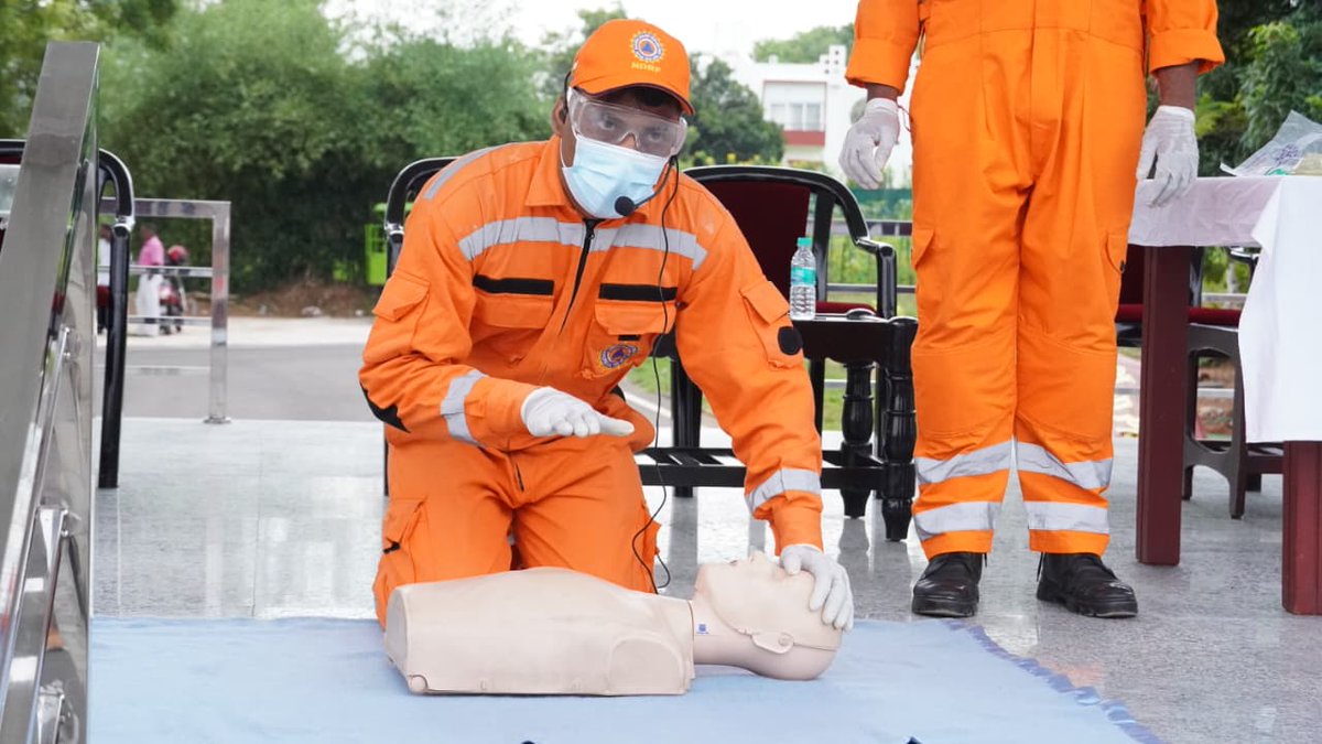 CISFTraining's tweet image. First Aid Session by 4th Reserve Battalion, National Disaster Response Force (NDRF), Arakkonam ⛑️

A First Aid training session was conducted by the 4th RB NDRF, Arakkonam for trainees at CISF RCRTC Thakkolam.

#CISF #RCRTC #NDRF #FirstAid @CISFHQrs