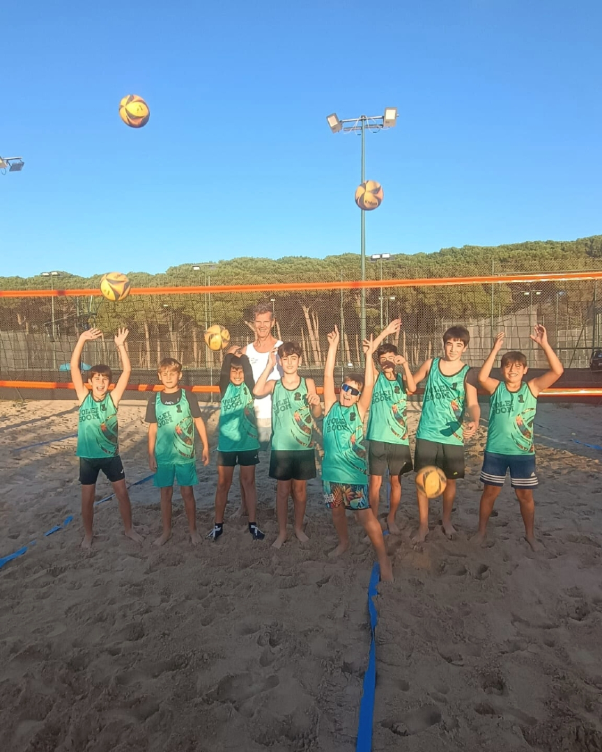 Listos para el entreno 🏐 ¿Quién se apunta?

#voleiboom #alevinmasculino #voleiplatja #beachvolley #voleicat #femesport