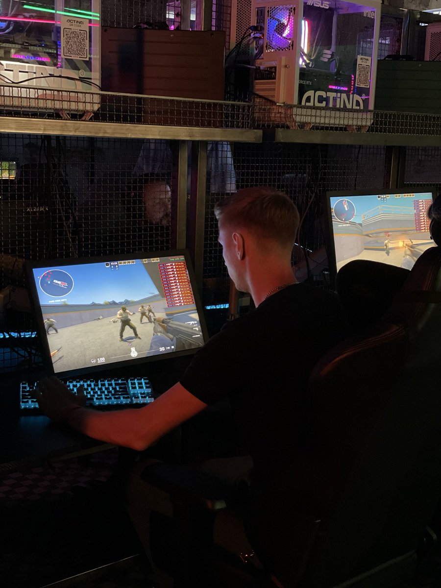 ZOWIE_EU's tweet photo. The 1v1 Tournament is now live at @H40S_Warsaw! Watch players battle it out — only precision and focus will crown the winner. 🏆 

Drop by tonight for a hands-on ZOWIE experience! 

#ZOWIEDay https://t.co/eMgntQHkEO
