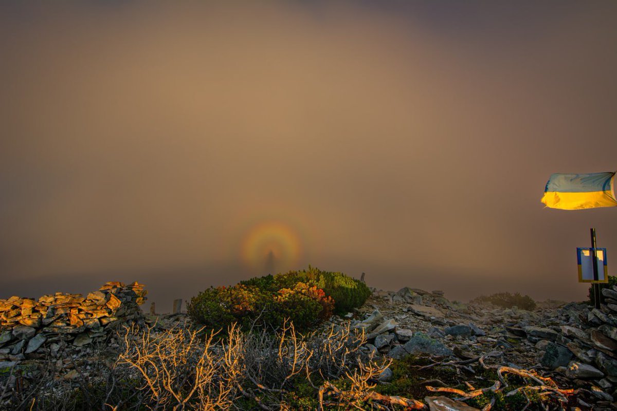 Maks_NAFO_FELLA's tweet photo. 🇺🇦👀 A rare phenomenon - "Brokensky ghost" recorded in the Carpathians.

This is a unique atmospheric phenomenon, when a person's shadow is cast on clouds or fog, surrounded by bright rings of sunlight. https://t.co/23wj8VDsBP