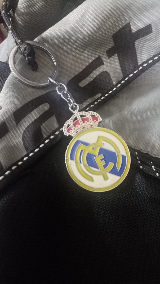 rajveerr_singh's tweet image. going to college sucks but at least i have a cool keychain!