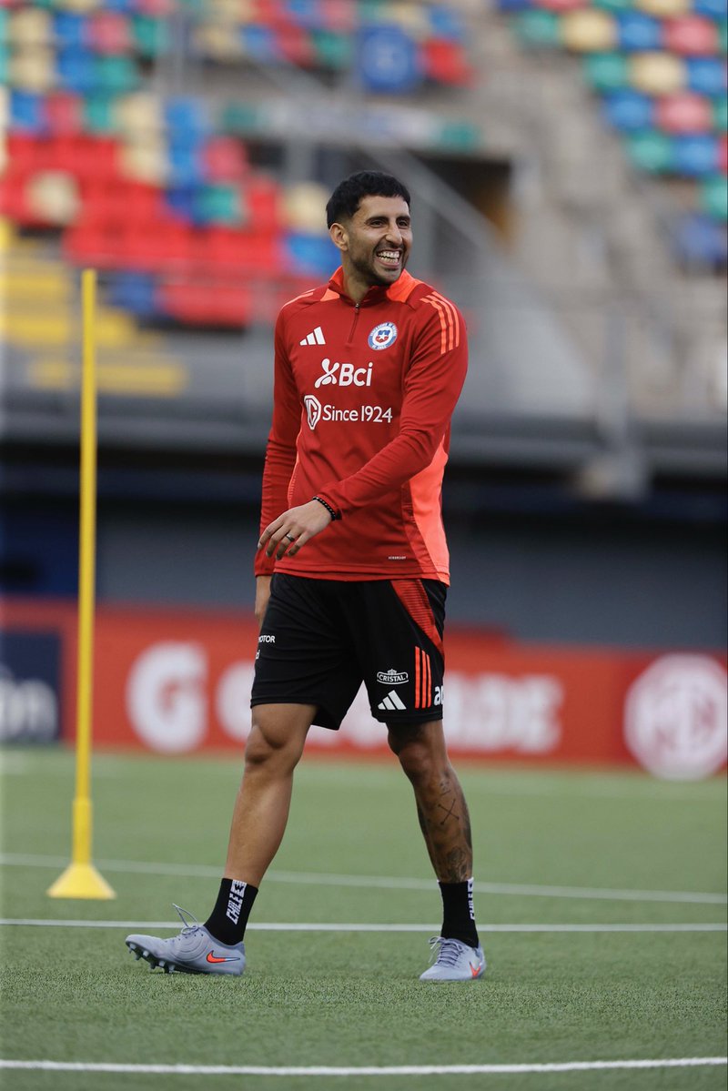 6Pointer's tweet image. La felicidad de lucir el escudo de Chile no se puede disimular, @gmaripan3… 😁🇨🇱