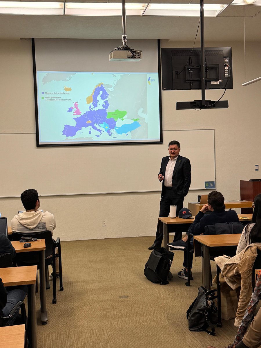 OlVal's tweet photo. Honor dialogar con los est de RRII del @TecdeMonterrey. Gracias @BeataWojna por abrir este espacio. Sorprendido con el nivel/curiosidad y preguntas brillantes de los futuros líderes 🇲🇽  ¡Inspirado ver tanto talento en acción!
#DiplomaciaMexicana #LíderesDelFuturo #SupportUkraine https://t.co/oyyPcRRbA5
