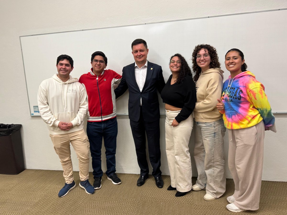 OlVal's tweet photo. Honor dialogar con los est de RRII del @TecdeMonterrey. Gracias @BeataWojna por abrir este espacio. Sorprendido con el nivel/curiosidad y preguntas brillantes de los futuros líderes 🇲🇽  ¡Inspirado ver tanto talento en acción!
#DiplomaciaMexicana #LíderesDelFuturo #SupportUkraine https://t.co/oyyPcRRbA5