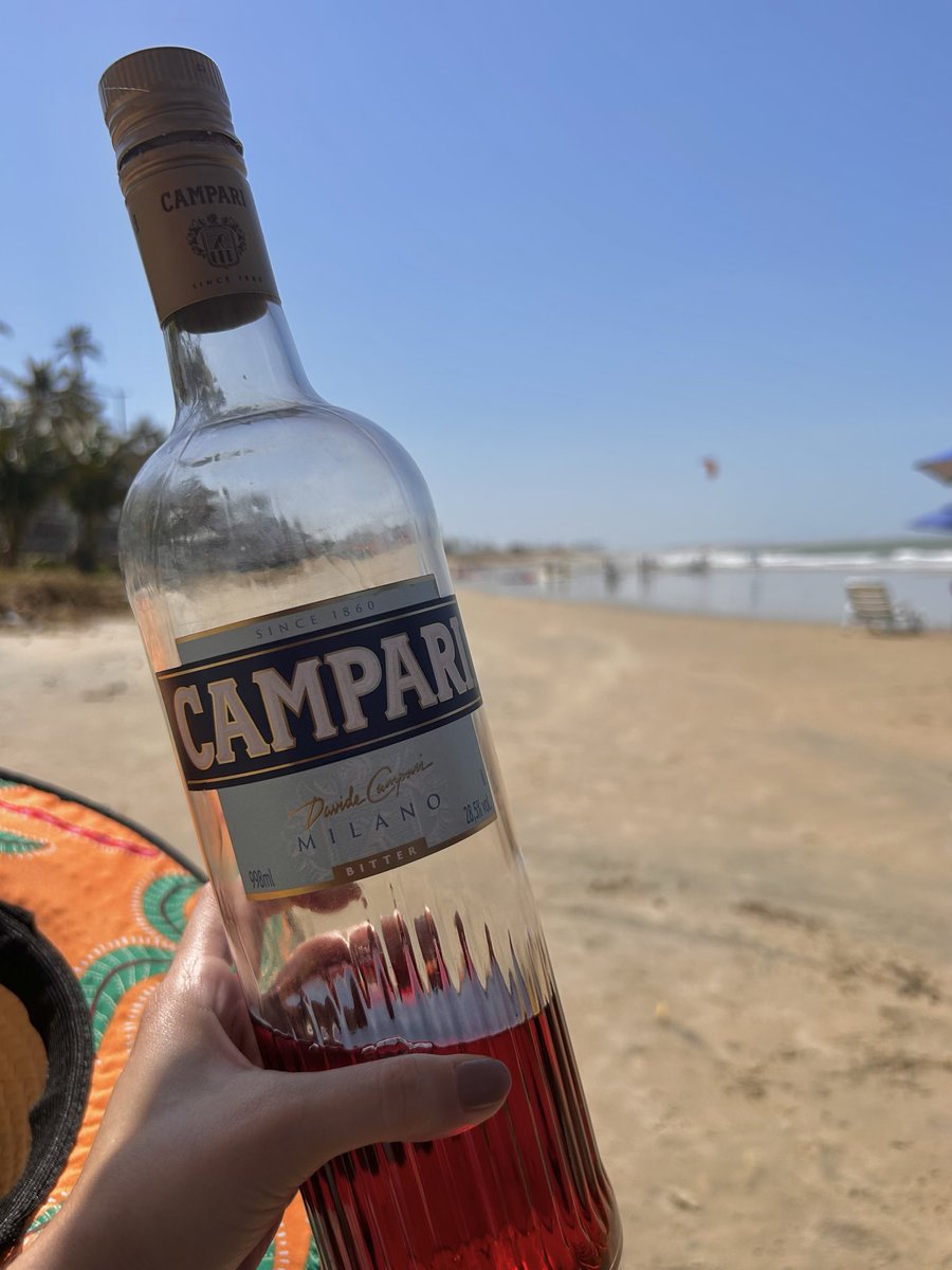 senhorasurda's tweet image. meu pai e meu cunhado pediram campari na praia pq segundo eles, ninguém adultera um campari por não valer a pena