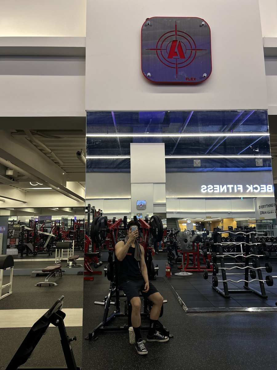 grape_growth's tweet image. Really didn&apos;t want to go to the gym today, but when after saw my @monad socks,  I came to the gym without realizing it,,,, what is going on