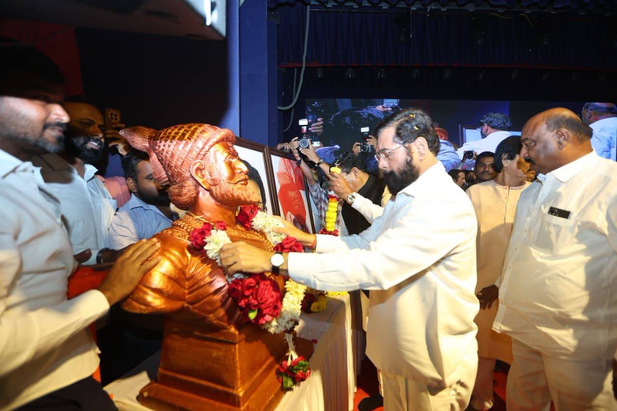 mieknathshinde's tweet image. 📍 #छत्रपती _संभाजीनगर |

छत्रपती संभाजीनगर जिल्ह्यातील #शिवसेना गटप्रमुखांची कार्यशाळा आणि पक्षाचा मेळावा आज मोठ्या उत्साहात आणि जल्लोषात संपन्न झाला. यावेळी आगामी स्थानिक स्वराज्य संस्थांच्या निवडणुकीत सर्वत्र महायुतीचा भगवा फडकवण्यासाठी सज्ज होण्याचे आवाहन शिवसैनिकांना केले.…