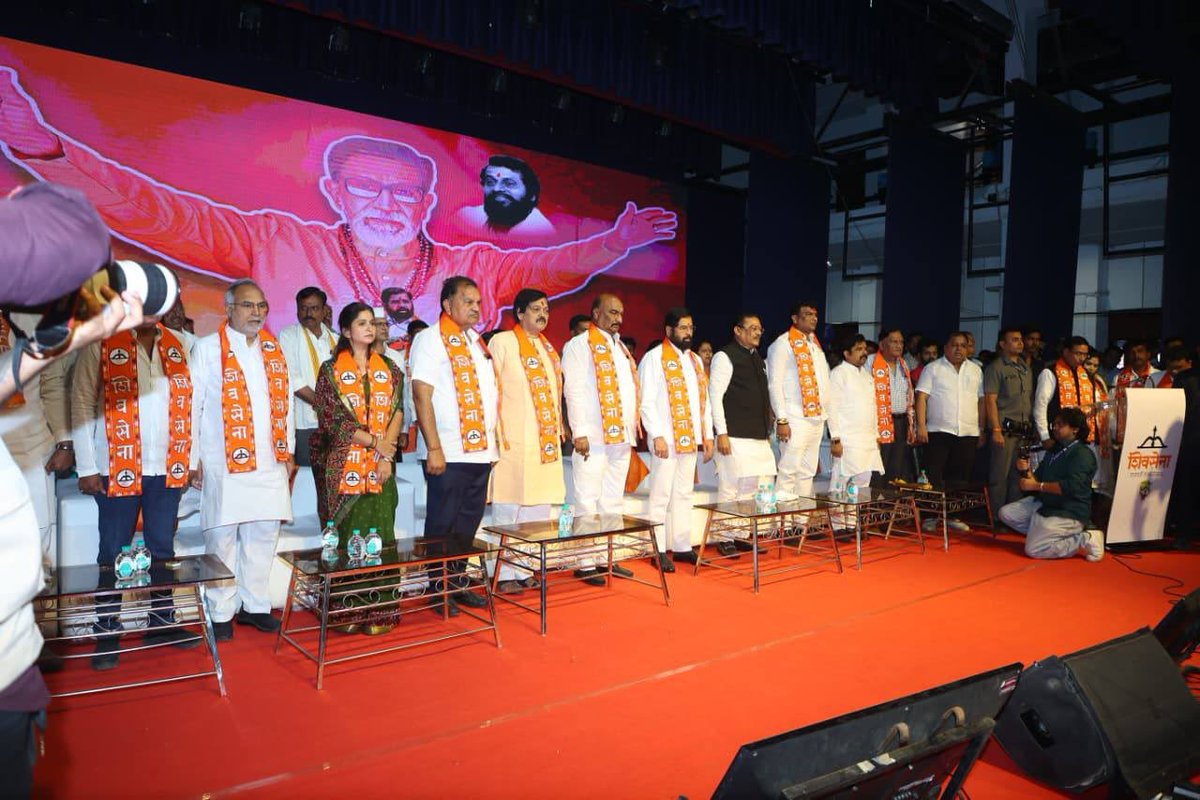 mieknathshinde's tweet image. 📍 #छत्रपती _संभाजीनगर |

छत्रपती संभाजीनगर जिल्ह्यातील #शिवसेना गटप्रमुखांची कार्यशाळा आणि पक्षाचा मेळावा आज मोठ्या उत्साहात आणि जल्लोषात संपन्न झाला. यावेळी आगामी स्थानिक स्वराज्य संस्थांच्या निवडणुकीत सर्वत्र महायुतीचा भगवा फडकवण्यासाठी सज्ज होण्याचे आवाहन शिवसैनिकांना केले.…