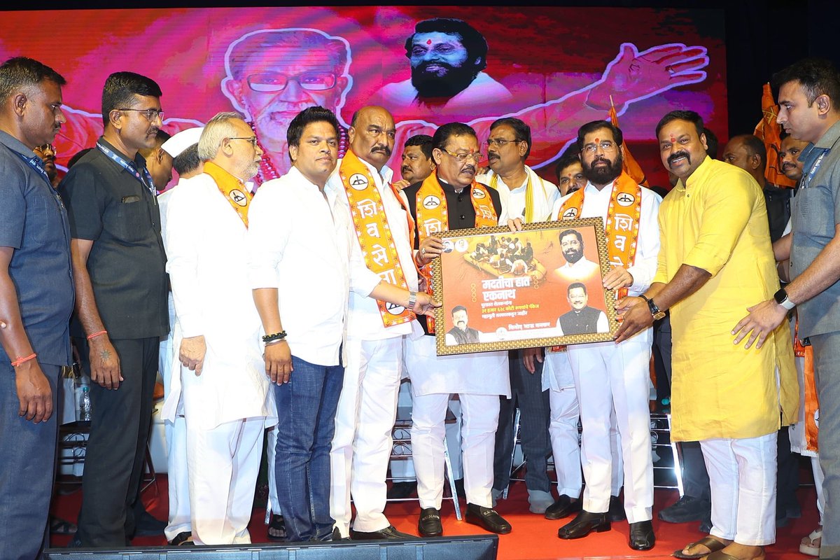 mieknathshinde's tweet image. 📍 #छत्रपती _संभाजीनगर |

छत्रपती संभाजीनगर जिल्ह्यातील #शिवसेना गटप्रमुखांची कार्यशाळा आणि पक्षाचा मेळावा आज मोठ्या उत्साहात आणि जल्लोषात संपन्न झाला. यावेळी आगामी स्थानिक स्वराज्य संस्थांच्या निवडणुकीत सर्वत्र महायुतीचा भगवा फडकवण्यासाठी सज्ज होण्याचे आवाहन शिवसैनिकांना केले.…