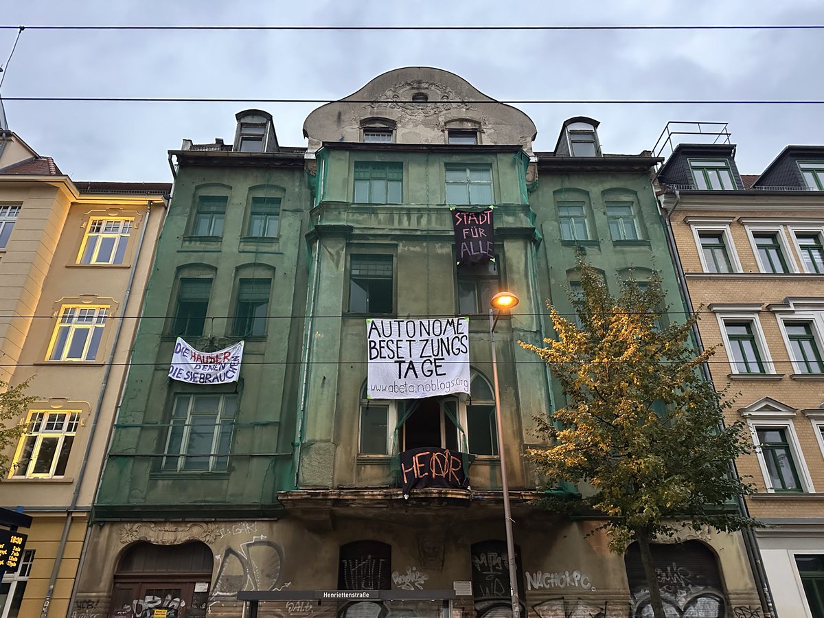 marcoIsantos's tweet photo. Hausbesetzung in Leipzig. Lützner Straße 99. #le1010

Die Pressemitteilung dazu: "Am Abend des 10.10.2025 wurde in der Lützner Straße 99 in Leipzig ein 
Haus besetzt, um auf steigende Mieten, Verdrängung und die desolate Lage 
auf dem Leipziger Wohnungsmarkt aufmerksam zu machen. Die Besetzung 
eröffnet die „Automonem Besetzungstage – Gemeinsam gegen 
Gentrifizierung, Mietwucher und Verdrängung!“ Die Nachbarschaft ist 
eingeladen, vor Ort ins Gespräch zu kommen und sich selbst ein Bild zu 
machen.

Auf dem Leipziger Wohnungsmarkt spitzt sich die Lage jedes Jahr immer 
weiter zu. Die Stadt ist durch ihre attraktive Mischung aus 
Universitätsstandpunkt, Kultur, alternativer Szene und direkter Lage zu 
Natur und Seenlandschaft eine der zuzugsstärksten in ganz Deutschland. 
Entsprechend wird neuer Wohnraum und Sanierung alter Bestände dringend 
benötigt. Das Problem: steigende Mieten, Luxussanierungen und Neubauten 
zu horrenden qm-Preisen führen zur Verdrängung und aktiven Entmietung 
von alteingesessenen Mieter*innen, durch Corona geschwächte Kunst- und 
Kulturstätten und letztlich den alternativen Freiräumen, der die Stadt 
ihren Zuzugsboom überhaupt erst verschafft haben.

„Die Stadtverwaltung begünstigt diese Vorgänge der Gentrifizierung nur 
noch, indem sie lieber hochmoderne Megaprojekte wie das 
Lene-Voigt-Karree, die ehemalige Karl-Krause-Fabrik oder die zum Glück 
vorerst gescheiterte Privatschule auf dem Jahrtausendfeld durchdrückt“, 
sagt Alex, eine*r der Besetzer*innen in der Lützner Straße. Alex fügt 
hinzu: „Man sollte dabei auch nicht vergessen, dass diejenigen, die als 
erstes von unbezahlbaren Mieten betroffen sind, meistens die sind, die 
sowieso den Kürzeren ziehen: Menschen mit Ost-Biographie, migrantische 
bzw. migrantisierte Personen, Leute ohne festen Wohnsitz und auch die, 
die sich eh schon jeden Tag bei schlecht bezahlten Jobs ihre Rücken 
krumm schuften.“ Es mache Alex fassungslos, zu beobachten, wie schnell 
sich die Stadt in den letzten 10 Jahren verändert habe. Leerstand, der 
zur Spekulation genutzt werde, gebe es trotz der drängenden Lage dennoch 
fast in jedem Viertel.

Das sei auch der Grund, wieso Aktivist*innen zur Aktionswoche„Autonome 
Besetzungstage – Gemeinsam gegen Gentrifizierung, Mietwucher und 
Verdrängung!“ aufgerufen und heute Abend das Gebäude in der Lützner 
Straße besetzt haben. Der Wunsch sei, durch die Aktion „Alternativen zur 
dramatischen Lage auf dem Wohnungsmarkt“ zu schaffen, wie es auf einem 
Flyer, der an die Nachbarschaft verteilt wurde, heißt. In der ‚Henri‘, 
wie die Besetzer*innen die Häuser getauft haben, „sollen Menschen ohne 
Angst vorm Vermieter leben können.“

Ein Nutzungskonzept, das auf dem Blog der Gruppe veröffentlicht wurde 
(https://t.co/AZW2upx6ms ), schlägt vor, im 
Erdgeschoss ein Nachbarschaftszentrum mit Café, Gemeinschaftsküche und 
Veranstaltungsräumen einzurichten. In den Räumen darüber sollen günstige 
Wohnungen entstehen. Außerdem seien Schutzräume für tian* (trans-, 
inter-, agender und nichtbinäre) Personen und für Betroffene von 
rechtsextremer Gewalt geplant. Mit letzteren wolle man Klaus R. 
gedenken, der im Mai Mai 1994 in seiner Wohnung in der Lützner Straße 
durch Neonazis ermordet wurde und für den eine Gedenktafel am Haus hängt.

Wichtig sei ihnen dabei, dass es bei der Aktion auch um die Menschen im 
Viertel gehe. „Wir machen das ja nicht aus Spaß, sondern für die 
Menschen, die hier leben.“, erzählt Anouk, eine*r der Besetzer*innen. 
„Alle Anwohner*innen sind herzlich willkommen, beim Haus vorbeizuschauen 
und mit uns ins Gespräch zu kommen und ihre Ideen mit uns allen zu 
teilen. Wir wollen als Gruppe nicht bestimmen, was hier passiert, 
sondern wünschen uns einen gemeinsamen Prozess. Zu diesem laden wir auch 
den*die bisher unauffindbare Hauseigentümer*in und die Stadt Leipzig ein.“"