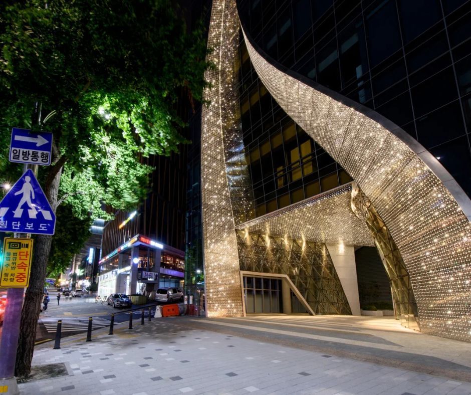 azahner's tweet image. Curved. Sustainable. Iconic. ✨

Zahner’s custom stainless steel façade for Harim Tower in Seoul uses ZEPPS® tech to form an ‘S’-shaped recess that boosts natural ventilation—while 10,000+ LEDs bring the skyline to life at night.

#zahner #metalarchitecture #seoul