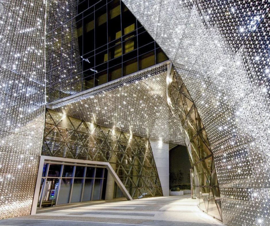 azahner's tweet image. Curved. Sustainable. Iconic. ✨

Zahner’s custom stainless steel façade for Harim Tower in Seoul uses ZEPPS® tech to form an ‘S’-shaped recess that boosts natural ventilation—while 10,000+ LEDs bring the skyline to life at night.

#zahner #metalarchitecture #seoul