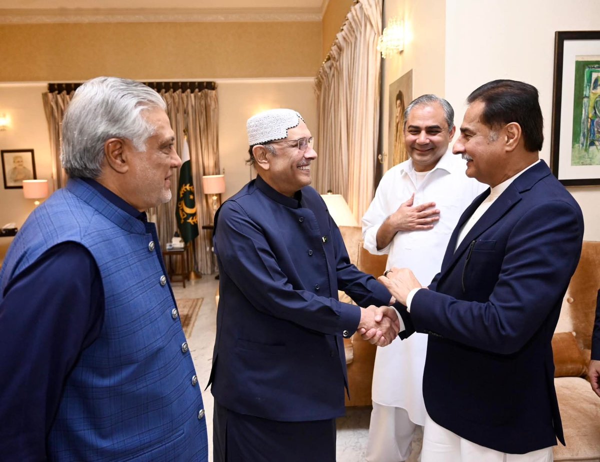 صدرِ مملکت آصف علی زرداری سے نائب وزیرِاعظم اور وزیر خارجہ اسحاق ڈار اور اسپیکر قومی اسمبلی ایاز صادق کی نوابشاہ میں ملاقات
وفاقی وزیر داخلہ محسن نقوی بھی ملاقات میں موجود
ملاقات میں ملک میں سیکیورٹی اور سیاسی صورتحال کا جائزہ لیا گیا
علاقائی اور عالمی امور پر بھی گفتگو