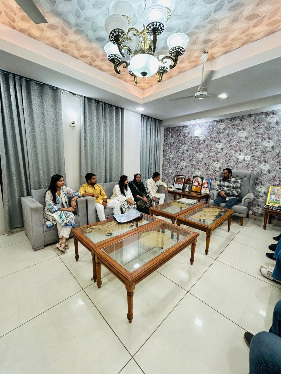 हाल ही में संपन्न हुए दिल्ली यूनिवर्सिटी के छात्रसंघ चुनाव में अध्यक्ष पद हेतु निर्दलीय प्रत्याशी रही उमांशी लाम्बा ने कल मेरे दिल्ली स्थित आवास पर अपने परिवार सहित शिष्टाचार मुलाकात की |