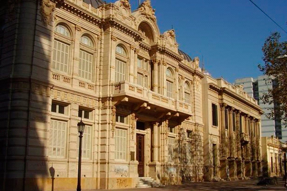 La historia de la Municipalidad de Quilmes es interesante porque en los 90 usaron el "modelo chileno" de cederle un terreno a un supermercado a cambio de que les hiciera un edificio. Y el privado construyó la cosa más ordinaria posible. A la derecha el antiguo Palacio Municipal.