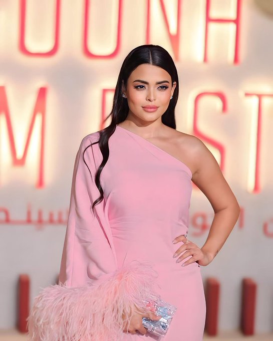 في شهر أكتوبر، يتزيّن العالم بالوردي دعمًا للتوعية بسرطان الثدي.. اخترنا لكِ فساتين سهرة وردية فاتحة تنبض بالأنوثة والأمل، لتعبّري بإطلالتك عن رسالة هذا الشهر النبيلة. شاهدي أجمل التصاميم #اكتوبر_الوردي 