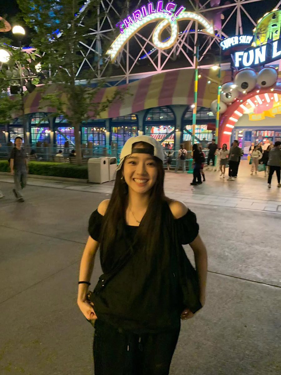 NeemoBrasil's tweet photo. 📱| Atualização da #NEEMO no seu Instagram pessoal. (@/𝗮𝟮𝗼_𝗻𝗲𝗲𝗺𝗼) (1/2):

“Um dia fingindo ser um Muggle”

#Neemo #니모 #ZhōuHuìyǐng #周慧颖 @A2O_Channel https://t.co/NHnlSZRtpT