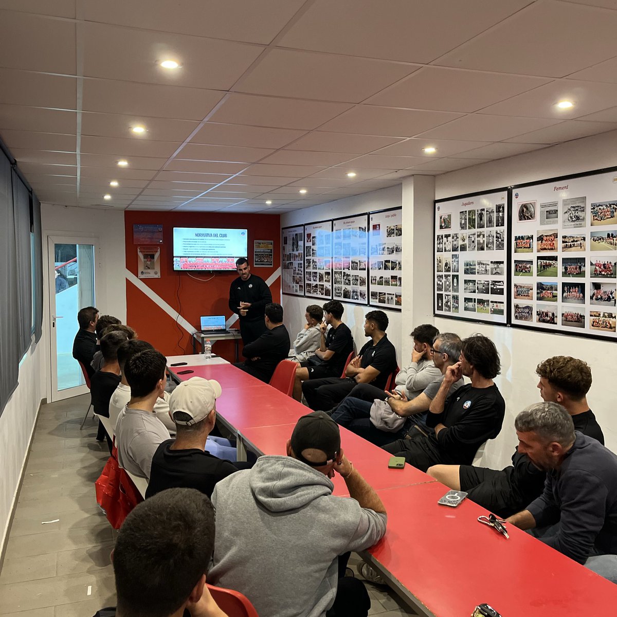 Unió Esportiva Tossa (@uetossa1922) on Twitter photo Aquesta setmana s’ha fet la reunió d’entrenadors del Club, liderada per Sergio Lorente⚽📋
Durant la reunió, es va presentar el reglament intern, es van establir les pautes de treball i es van marcar els objectius per a la temporada 📝🎯 Aquesta setmana s’ha fet la reunió d’entrenadors del Club, liderada per Sergio Lorente⚽📋
Durant la reunió, es va presentar el reglament intern, es van establir les pautes de treball i es van marcar els objectius per a la temporada 📝🎯