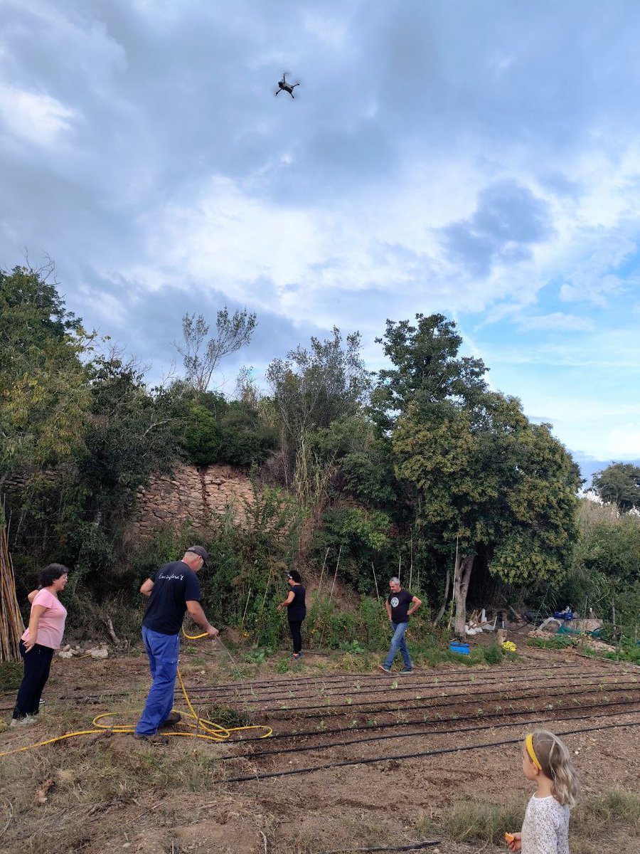 fab_transicio's tweet photo. 🌾 A La Fàbrica de la Transició comencem a preparar l’hort d’hivern ❄️
Entre mànegues i planters, cuidem la terra i fem créixer la comunitat 🌱💚
#HortComunitari #Permacultura #TransicióEcosocial #Cooperativisme https://t.co/rZO0u8BJnc