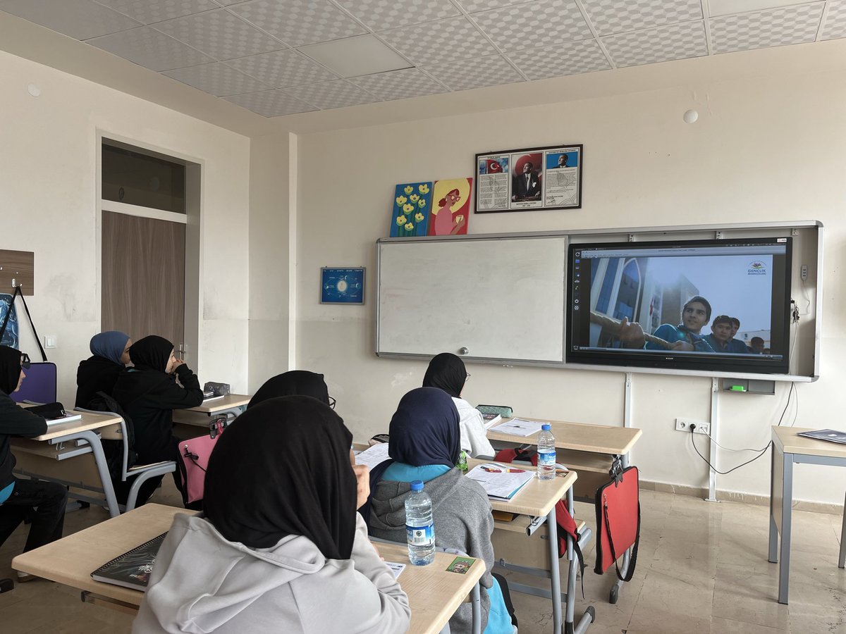 GSB_SivasGM's tweet photo. Şehit onbaşı Ramazan Nayir imam hatip ortaokulunda gençlik merkezi tanıtımlarımızı gerçekleştirdik. Gençlerle bir araya gelerek merkezimizin faaliyetlerini, ve projelerini paylaştık☺️İlgi ve enerjileri için tüm öğrencilere teşekkür ederiz😇 https://t.co/fOX5OwrYU7