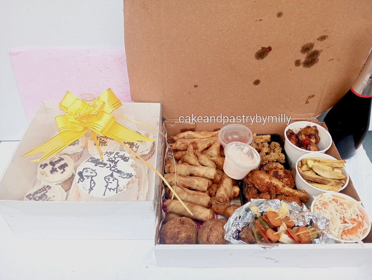 MillyEvents's tweet image. N90k
A Bento box (4 inches cake, 5 cupcakes) in whippedcream frosting

6samosa/springroll
6chicken/Corndogs
5gizzard/kebab
2scotch eggs
25 puffpuff
Sweet chilli chicken
Fries,coleslaw,Fish in batter
1 non alcoholic wine 

 Daily delivery within Lagos.
Send a DM to place an order.