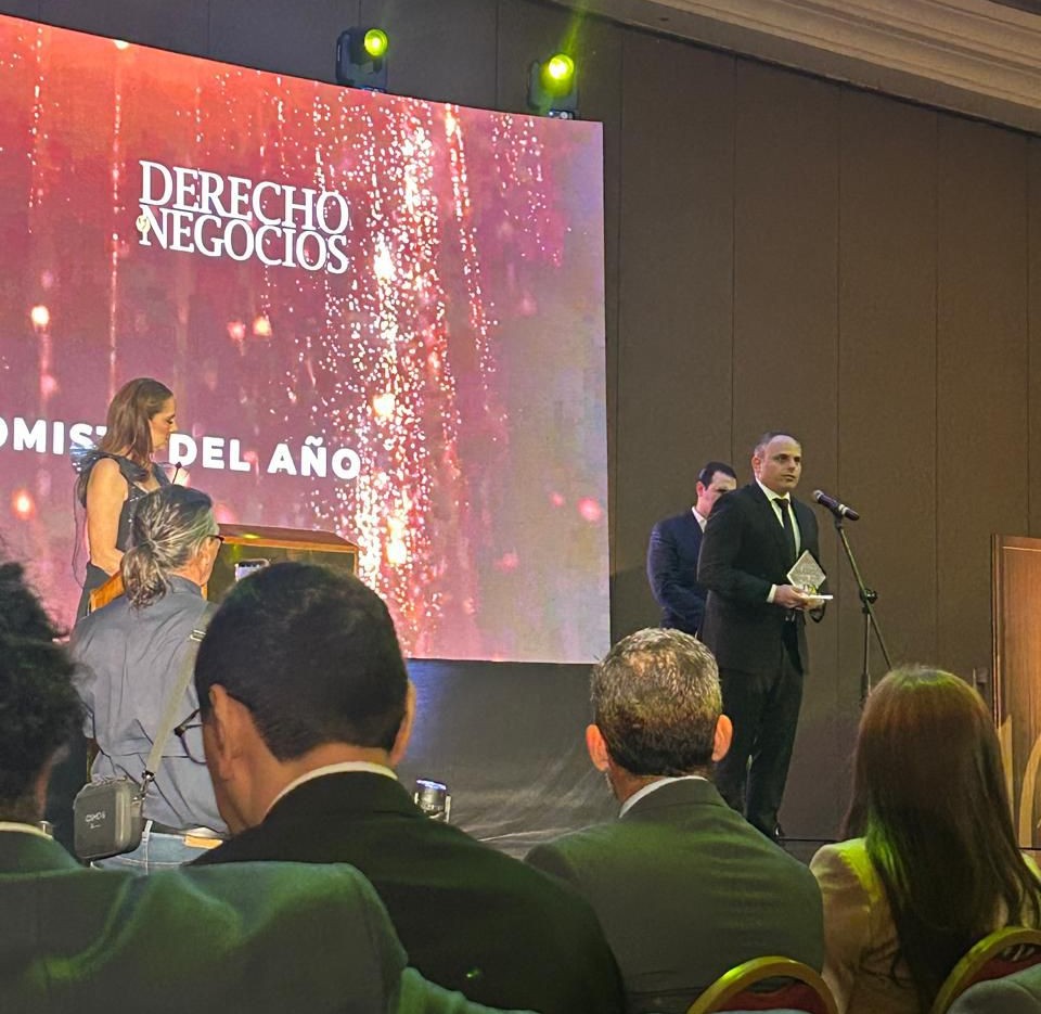 ¡Orgullo total! Fui nombrado Economista del Año por <a href="/RevistaDyN/">Derecho y Negocios</a>. Un honor que dedico a mi Paraguay , tierra de talento. Somos pocos, pero buenos, y juntos llevaremos nuestra bandera bien alto. Gracias a mi familia, amigos y equipo <a href="/exorlatamca_/">Exor Latam CA</a> por su apoyo. A mi papá, mi guía,