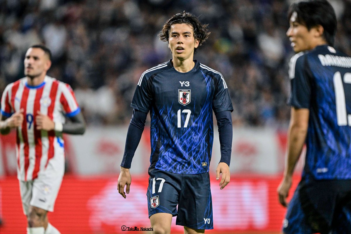 ikinikuishiro's tweet image. ＃サッカー日本代表 で先発出場した元 #川崎フロンターレ #田中碧 選手の４枚！
1：試合後には難しそうな表情を見せる瞬間も！
2：引き！
3：持ち上がり！
4：パナスタには田中選手の横断幕もしっかりと掲示されました！