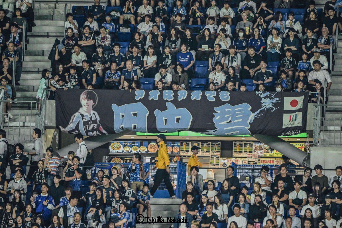 ikinikuishiro's tweet image. ＃サッカー日本代表 で先発出場した元 #川崎フロンターレ #田中碧 選手の４枚！
1：試合後には難しそうな表情を見せる瞬間も！
2：引き！
3：持ち上がり！
4：パナスタには田中選手の横断幕もしっかりと掲示されました！
