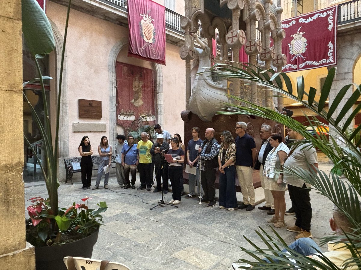 Commemorem el Dia Mundial de la Salut Mental amb la lectura del manifest i una actuació artística a càrrec de <a href="/cslamuralla/">CLUB SOCIAL LA MURALLA</a>.

💛 Un dia per continuar conscienciant sobre la seva importància i reivindicar una atenció de qualitat per part de les administracions públiques.