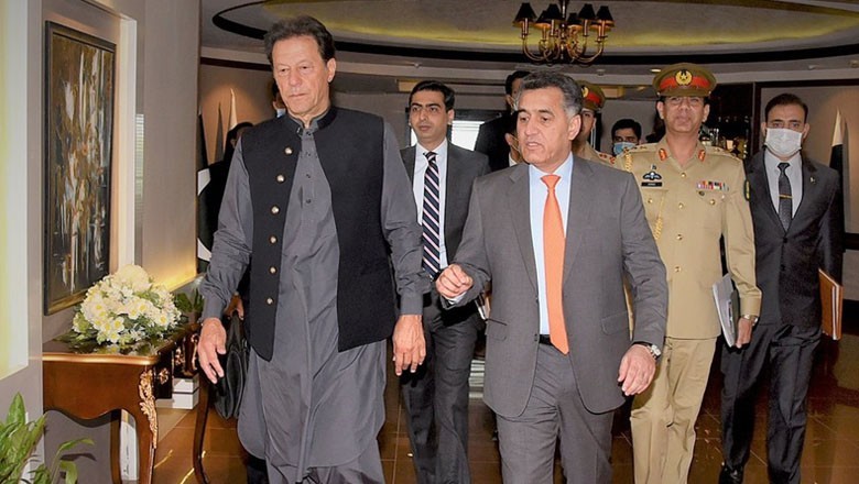 AkramJawed947's tweet image. ڈی جی صاحب نہایت معذرت کے ساتھ 🙏

پاکستان کو سب سے زیادہ خطرہ ایک ہی لیبارٹری سے نکلے ان اندرونی وائرسوں سے ہے

جب تک انکا علاج نہیں ہوتا آپ جو مرضی کر لیں امن مشکل ہے
اور انکا حل بہت سادہ ہے
ان کے اصل چہرے عوام کو دکھائیں عوام خود انکا ساتھ چھوڑ دے گی
#DGISPR 
@OfficialDGISPR