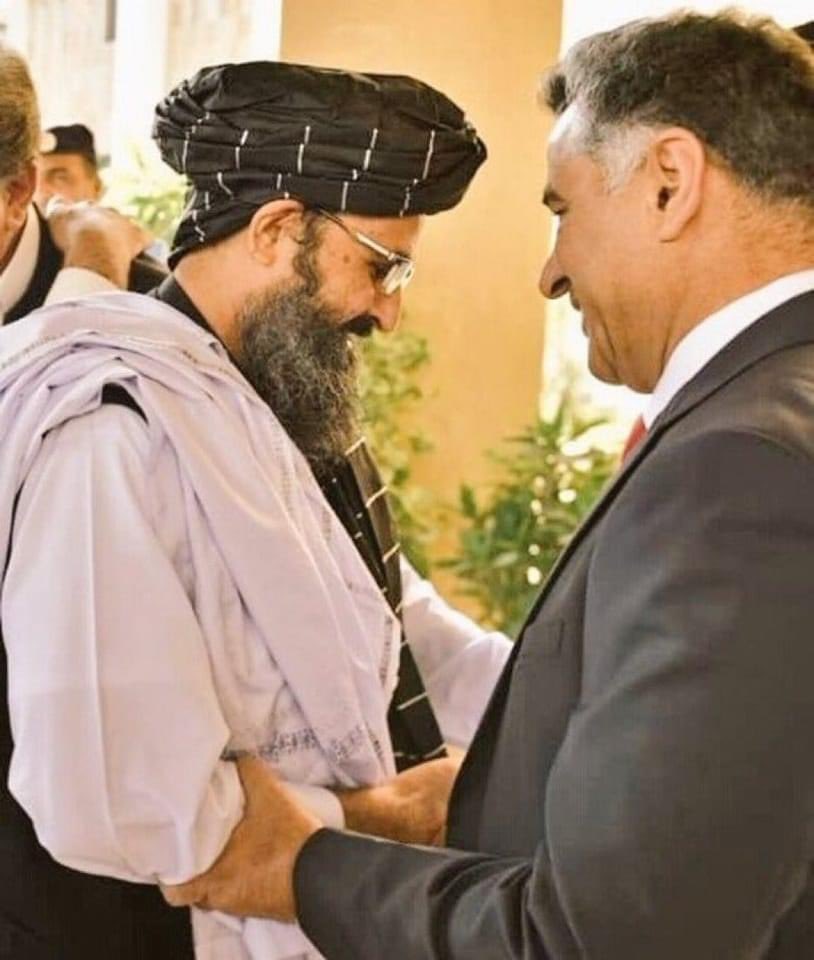 AkramJawed947's tweet image. ڈی جی صاحب نہایت معذرت کے ساتھ 🙏

پاکستان کو سب سے زیادہ خطرہ ایک ہی لیبارٹری سے نکلے ان اندرونی وائرسوں سے ہے

جب تک انکا علاج نہیں ہوتا آپ جو مرضی کر لیں امن مشکل ہے
اور انکا حل بہت سادہ ہے
ان کے اصل چہرے عوام کو دکھائیں عوام خود انکا ساتھ چھوڑ دے گی
#DGISPR 
@OfficialDGISPR
