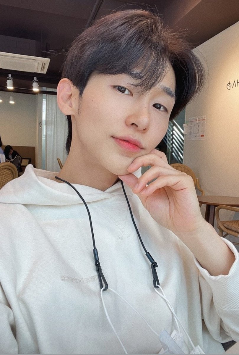 틔친은아니디만 지나칠수없었어요...  이무렵 맬렁맬렁 이 분을 쪼끔 많이 좋아합니다🩵