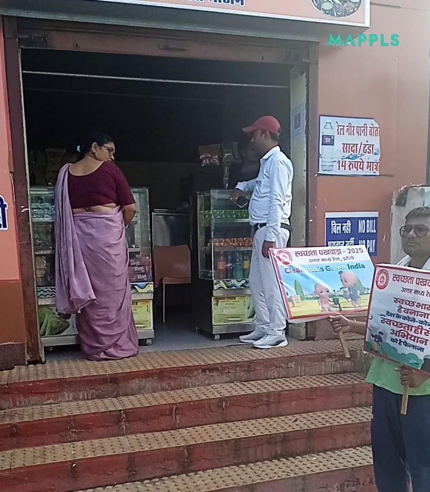 स्वच्छता पखवाड़ा 2025 के अंतर्गत डबरा स्टेशन स्थित केटरिंग स्टाल का निरीक्षण किया गया। स्टॉल संचालक को स्वच्छता संबंधित सुझाव दिये गए। खाद्य नमूनों का संकलन भी किया गया।

#SpecialCampaign5.0 #IRSpecialCampaign5 #SCDPM5.0 #SwachhRail #Jhansidivision