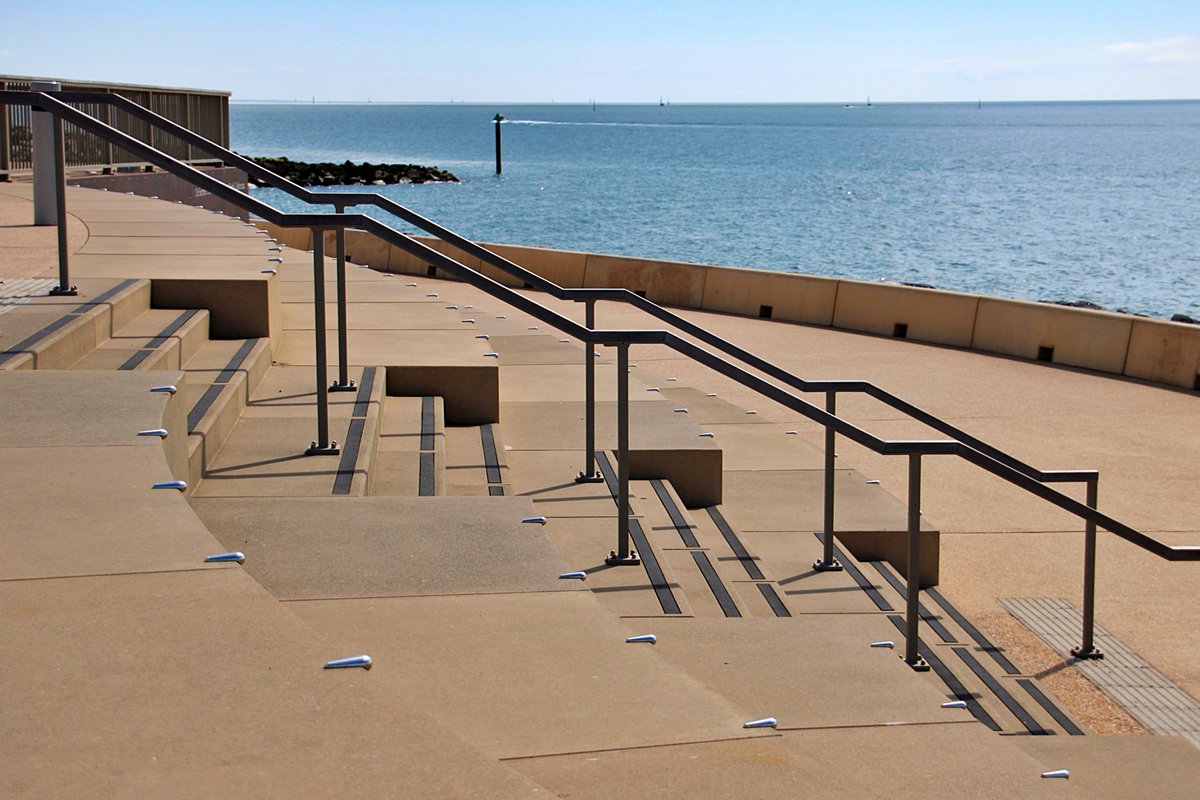 Whatadapperchap's tweet image. Another working week draws to a close. Just a few more steps until the weekend. I'm off to shake some cocktails and sit down to a film. Have a fabulous Friday night and a wonderful weekend.
📷 Southsea promenade