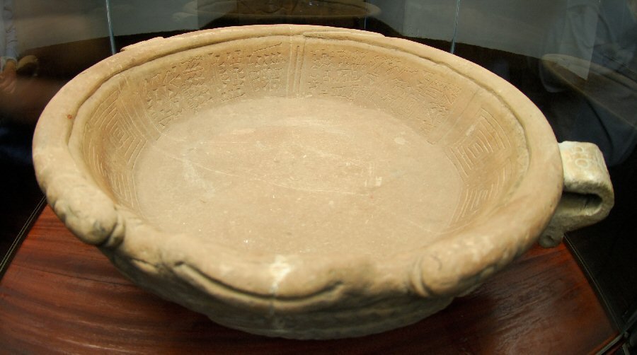 MichaelButtonX's tweet image. The Fuenta Magna is a large stone vessel, that was found near Lake Titicaca in Bolivia

Surprisingly, it features what looks like a Sumerian alphabet, plus a local language of ancient Pukara

Proof of connection between Sumer and South America? Or hoax?