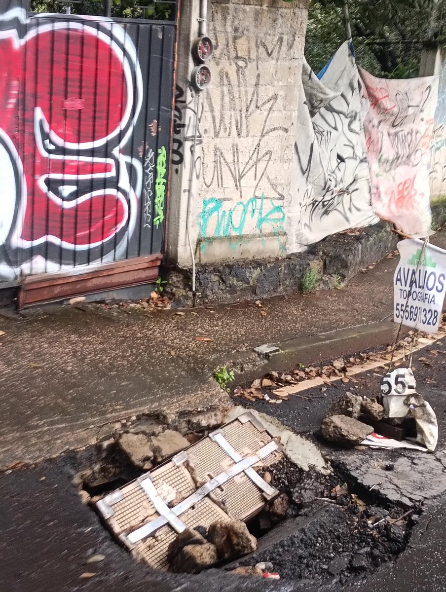 SdsafC31082's tweet photo. @Telmex @ClaraBrugadaM @c4jimenez @telediario 
Así nuestra calle con riesgo de que suceda un accidente gracias a la falta de atención del personal
https://t.co/0tBpGocHiu
@CNPC_MX https://t.co/l7D4h2k2gL