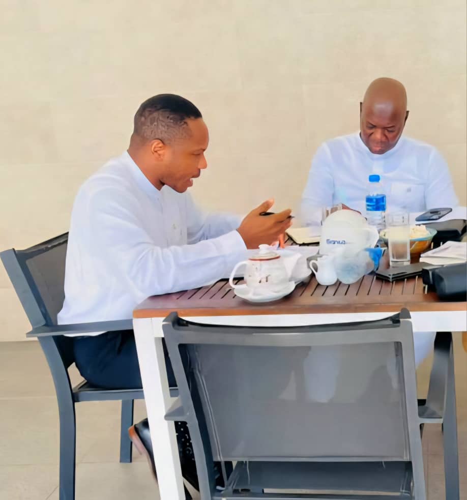 dsengeh's tweet image. Today, I met with APC&apos;s Dr. Kelfala Marrah, the new Chief Negotiator of the Agreement for National Unity (ANU). 
As I briefed him, nearly 100% of the 8 resolutions are done!  H.E @julius_maadabio&apos;s cabinet just approved the emanating electoral reforms. Together #WeAreDelivering.
