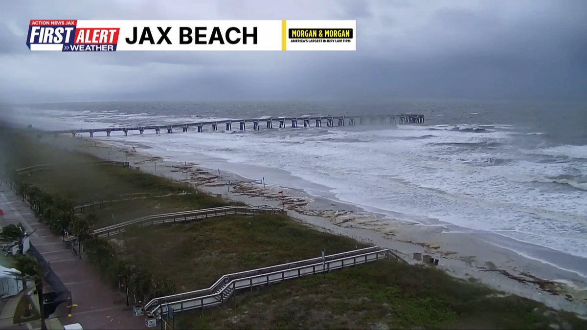 CSimmaWX's tweet image. Meanwhile...Jax Beach...yikes. Looks like @BenBeckerANjax kinda sea foam #washingmachine #FirstAlertWX