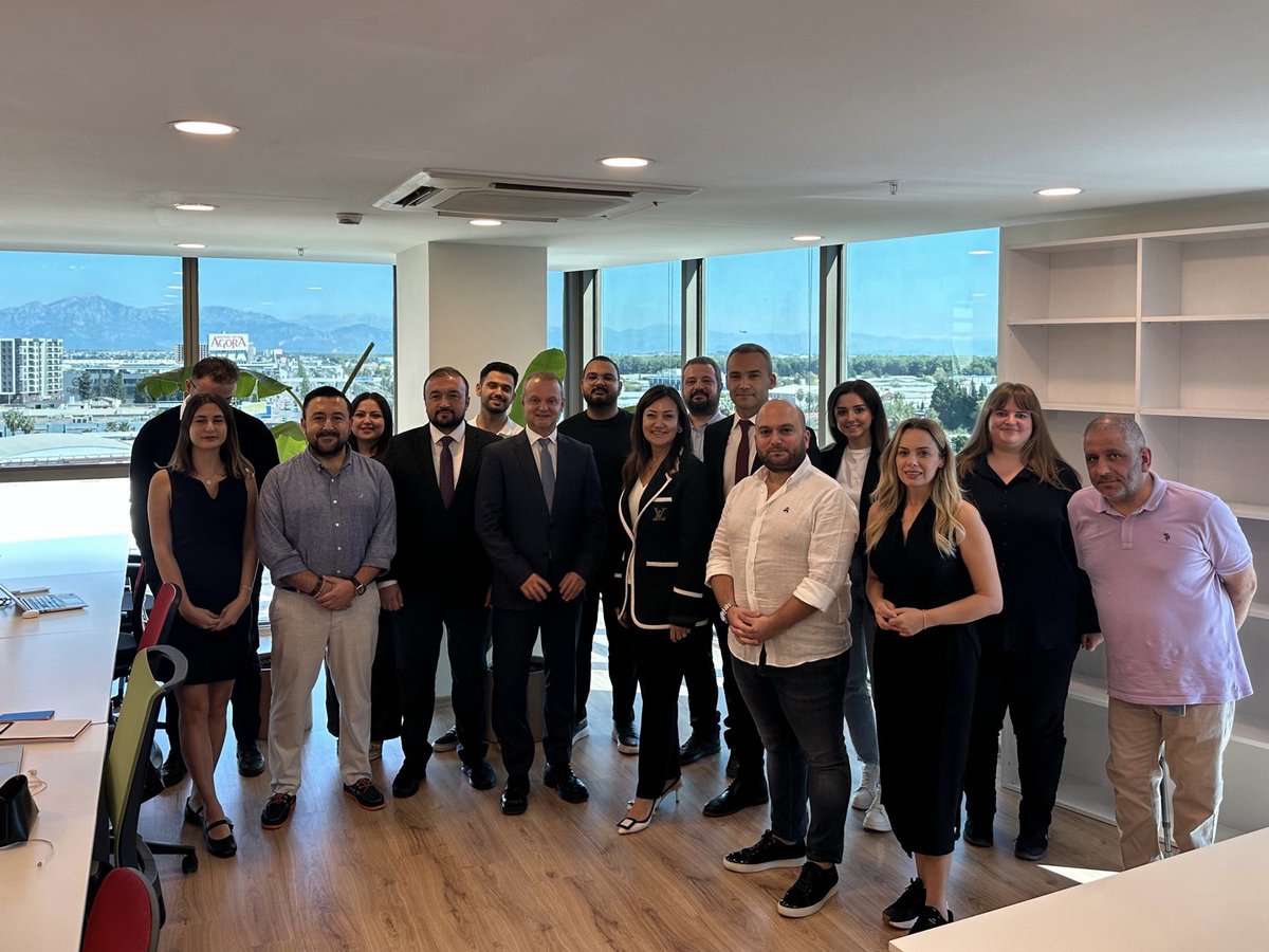 KPMG Türkiye artık Antalya’da da faaliyette! Ortaklarımızla yeni ofisimizi ziyaret edip ekip arkadaşlarımızın enerjisini görmek harika. 6 şehirde aynı heyecanı hissetmek gurur vericiydi. Serter Tanyeri liderliğinde Antalya ofisin ilham verici başarılara imza atacağına inanıyorum.