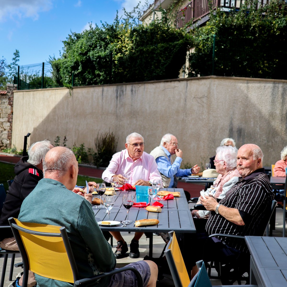Derniers barbecues de la saison pour nos seniors !

Bizy, Bully et Blanchères, nos résidences autonomie ont chacune organisé leur barbecue de rentrée 🍗

Un moment convivial et gourmand ! 🍽️