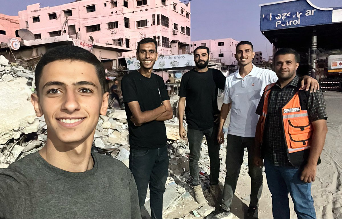 MusabAlShareef0's tweet image. صورتنا ناقصة بمن رحلوا، لكننا نبتسم لأننا نسير على خُطاهم، ونمضي في الطريق الذي رسموه لنا بدمائهم وعدساتهم.
واصلنا التغطية من قلب مدينة غزة، وسط المجازر والجوع المستمر، واليوم نكمل المسيرة ذاتها — التغطية ستبقى مستمرة، لأن المعاناة تزداد، ولأن الصوت لا يجب أن يصمت.

كان صوت محمود…