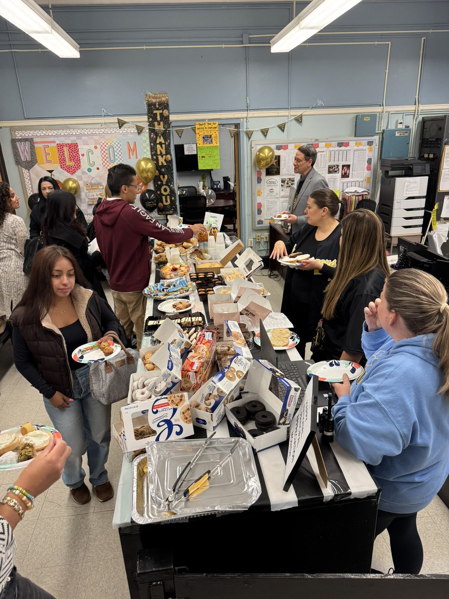 PS101Q's tweet image. @NYCSchools We celebrated our new Principal, I.A., Zachary Mack with a #PrincipalAppreciationMonth potluck breakfast earlier today. #PS101Q 🐝