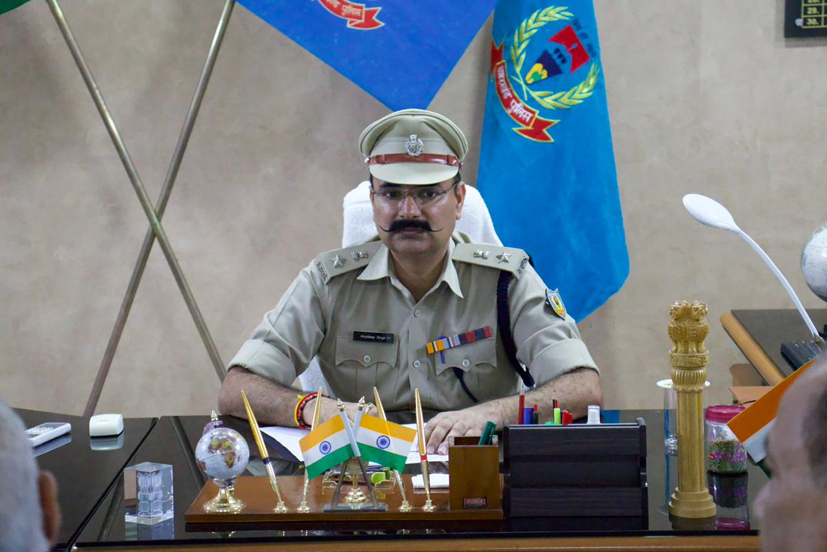 spkoderma1's tweet image. धनतेरस एवं दीपावली पर्व के अवसर पर चैंबर आफ कॉमर्स के साथ बैठक #kodermapolice #jharkhandpolice #dighazaribagh