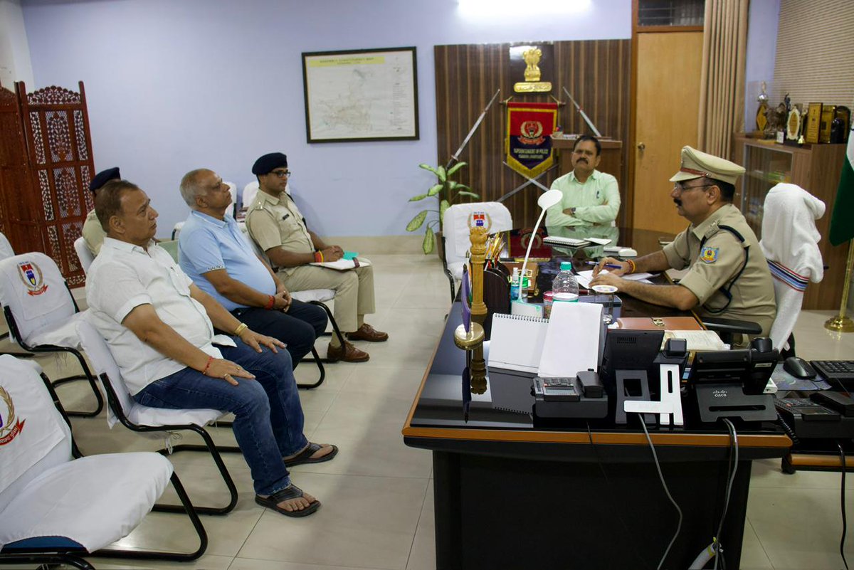 spkoderma1's tweet image. धनतेरस एवं दीपावली पर्व के अवसर पर चैंबर आफ कॉमर्स के साथ बैठक #kodermapolice #jharkhandpolice #dighazaribagh