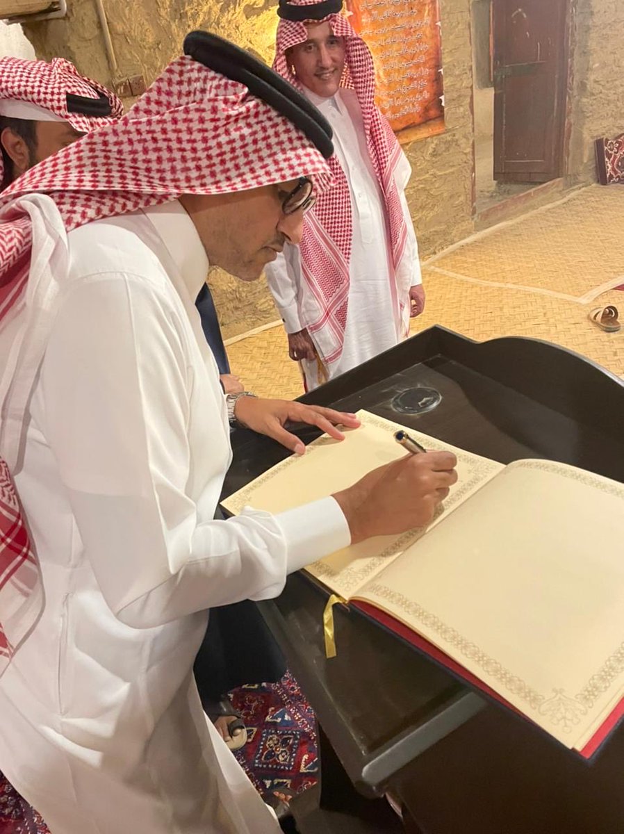 حين يُكرم البروفيسور #عبدالواحد_الزهراني فإنما يُكرم #الشعر في أبهى تجلياته ، ويُحتفى بالحرف حين يسكنه الفكر ويعلو به الذوق لم يكن مجرد شاعر، بل مدرسة في #شعر_الشّقر ورمزًا في السمو الأدبي والثقافي. 
هو ابن #الباحة، لكنه بصوته وفكره شاعر وطنٍ بأكمله. 
تحية تليق بك أيها الرائد في