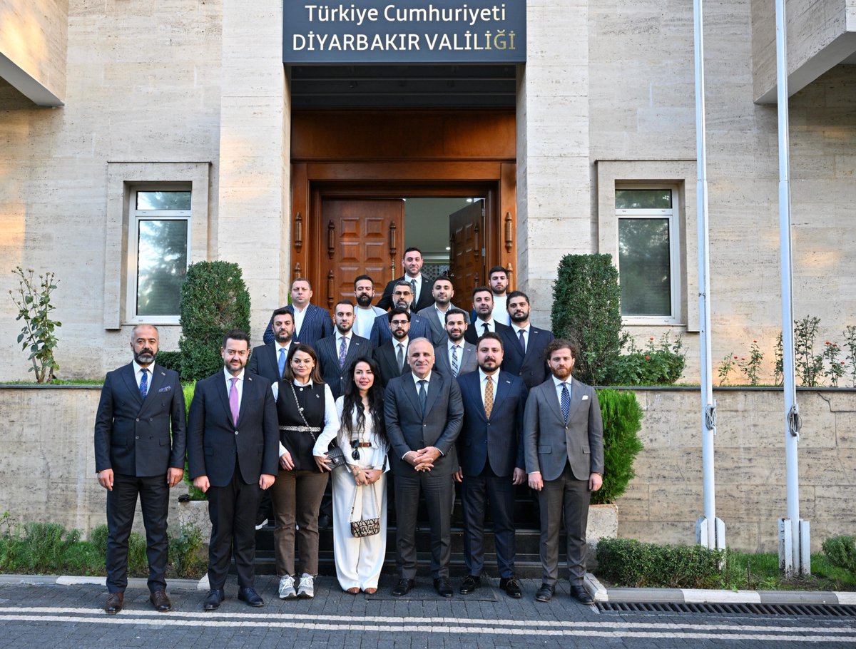 gyd_resmi's tweet photo. Diyarbakır’da gerçekleştirdiğimiz Girişimci Kütüphanesi Projesi sonrasında, Diyarbakır Valimiz sayın Murat Zorluoğlu, bizleri makamına kabul etti. Kadim şehir Diyarbakır’da böyle anlamlı bir projeyi hayata geçirdiğimiz için teşekkürlerini ileterek memnuniyetlerini ifade ettiler. Nazik misafirperverlikleri ve içten kabulleri için Sayın Valimize ve tüm ekibine gönülden teşekkür ederiz. @vali_zorluoglu @dbakirvalilik